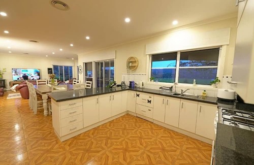 Heathcote Sonstige | Bring everyone together in this Heathcote Homestead with pool & vineyard.