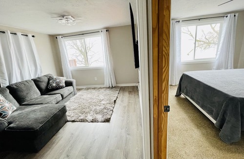 Sheffield Lake Villa | Romantic/Fam Lake House Getaway Near by all attractions/ downtown and airport