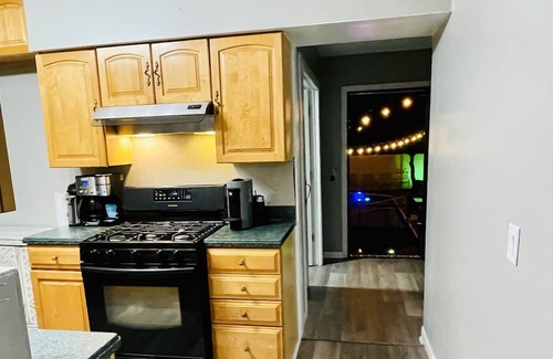 Sheffield Lake Villa | Romantic/Fam Lake House Getaway Near by all attractions/ downtown and airport