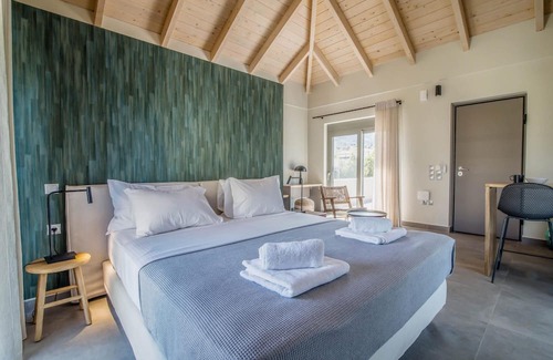 Episkopos Haus | Mountain View Suite with Mega Balcony