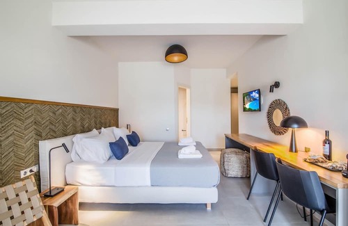 Episkopos Haus | Sea & Pool View Suite
