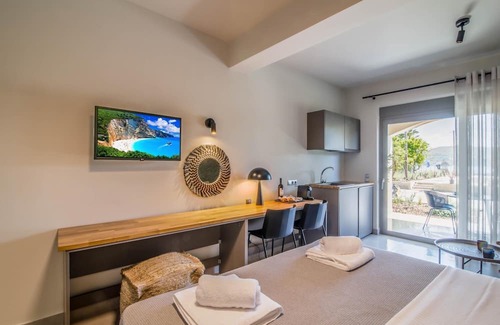Episkopos Haus | Sea & Pool View Suite
