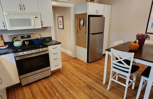 West End Eigentumswohnung | Charming Condo in the Heart of it All!