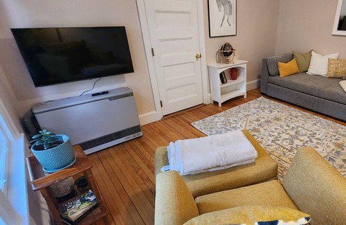 West End Eigentumswohnung | Charming Condo in the Heart of it All!