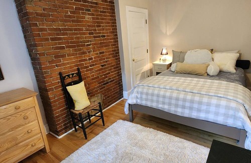 West End Eigentumswohnung | Charming Condo in the Heart of it All!