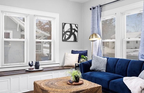 Lee's Summit Haus | Charming Freshly Remodeled Home / Prime Location