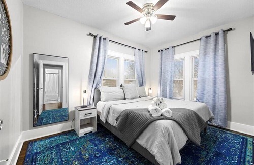 Lee's Summit Haus | Charming Freshly Remodeled Home / Prime Location