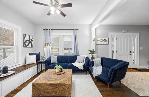 Lee's Summit Haus | Charming Freshly Remodeled Home / Prime Location