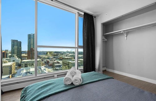 Beltline Wohnung | King Bed , VIP 2 Bedroom, Walk to Saddledome , UG Stall , AC, Mins to Saddledome