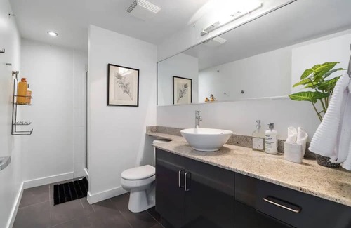 Beltline Wohnung | King Bed , VIP 2 Bedroom, Walk to Saddledome , UG Stall , AC, Mins to Saddledome