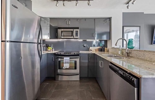 Beltline Wohnung | King Bed , VIP 2 Bedroom, Walk to Saddledome , UG Stall , AC, Mins to Saddledome