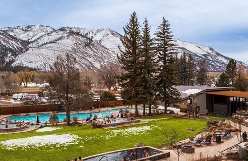Trimble Kabine | WYLD Durango Glass Cave Hot Springs King One Bedroom Kitchenette, Plush Robes