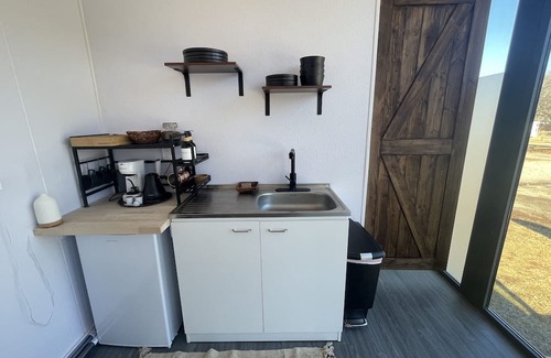 Trimble Kabine | WYLD Durango Glass Cave Hot Springs King One Bedroom Kitchenette, Plush Robes