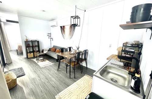 Trimble Kabine | WYLD Durango Glass Cave Hot Springs King One Bedroom Kitchenette, Plush Robes