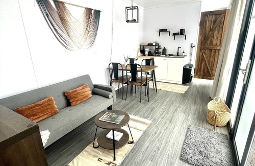 Trimble Kabine | WYLD Durango Glass Cave Hot Springs King One Bedroom Kitchenette, Plush Robes