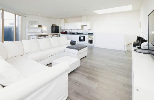 Guildford Wohnung | Modern 2BR Apartment in Guildford