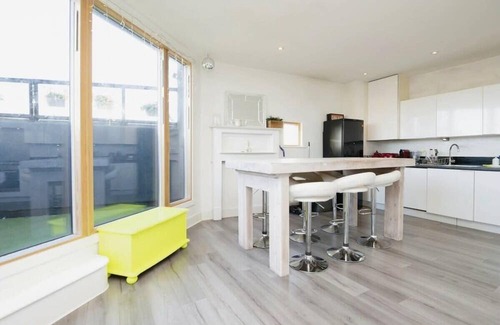 Guildford Wohnung | Modern 2BR Apartment in Guildford