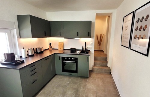 Siegburg Wohnung | Premium Suite: Workstation I Free Coffee I 65" 4K & Netflix