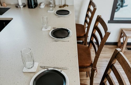 Creston Kabine | Nordic Cottage Style Cabin. 30 Mins from Glacier Park. Mtn Views and Pond Onsite