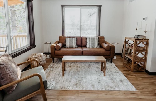 Creston Kabine | Nordic Cottage Style Cabin. 30 Mins from Glacier Park. Mtn Views and Pond Onsite