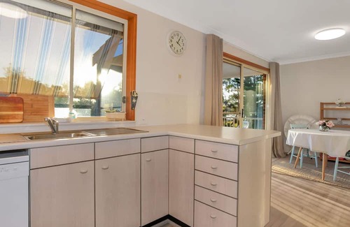 Winda Woopa Haus | Peaceful Dwelling: Hawks Nest Beach House - Your Ideal Family Retreat Just Steps from Jimmy's Beach!