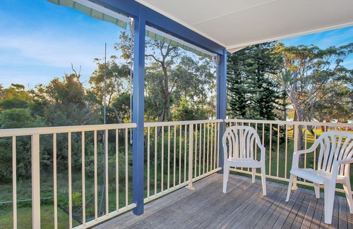 Winda Woopa Haus | Peaceful Dwelling: Hawks Nest Beach House - Your Ideal Family Retreat Just Steps from Jimmy's Beach!