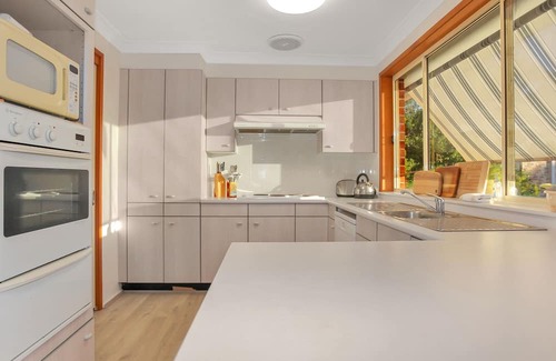 Winda Woopa Haus | Peaceful Dwelling: Hawks Nest Beach House - Your Ideal Family Retreat Just Steps from Jimmy's Beach!