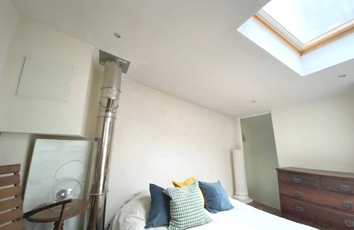 Quartier de la Folie-Mericourt Haus | AMAZING TOWNHOUSE WITH SHARED TREE-LINED COURTYARD
