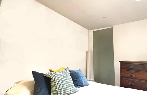 Quartier de la Folie-Mericourt Haus | AMAZING TOWNHOUSE WITH SHARED TREE-LINED COURTYARD