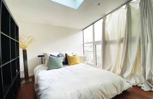 Quartier de la Folie-Mericourt Haus | AMAZING TOWNHOUSE WITH SHARED TREE-LINED COURTYARD