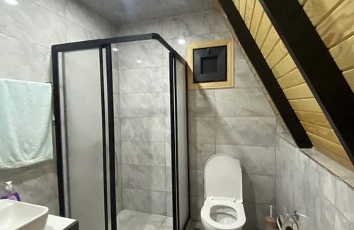 Karaoz Haus | Dağ ve deniz manzaralı, jakuzili üçgen ahşap ev