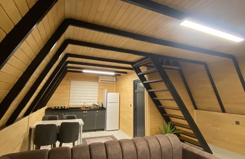Karaoz Haus | Dağ ve deniz manzaralı, jakuzili üçgen ahşap ev