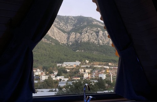 Karaoz Haus | Dağ ve deniz manzaralı, jakuzili üçgen ahşap ev
