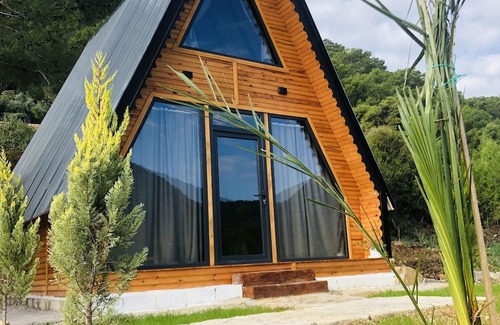 Karaoz Haus | Dağ ve deniz manzaralı, jakuzili üçgen ahşap ev