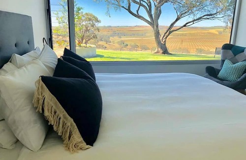 Lyndoch Haus | Barossa Glasshouse - an idyllic escape with stunning views of the Barossa Ranges