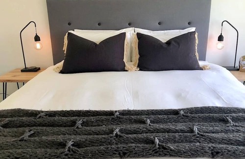 Lyndoch Haus | Barossa Glasshouse - an idyllic escape with stunning views of the Barossa Ranges