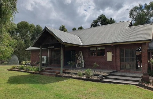 Cobram East Haus | Colonial cottage in Cobram