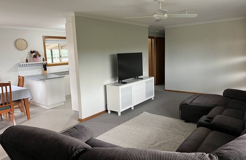 Port Lincoln Haus | Family, Pet Friendly House in central location with enclosed yard.