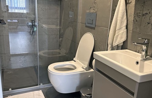 Gazipasa Wohnung | Hillside Luxury: Modern 1-BR, 10-Min Walk to Gazipasa Center & Beach