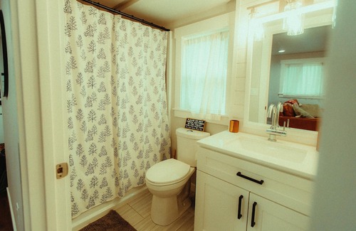 Arlington Kabine | Modern PNW cabin surrounded in wooded forest with a private pond