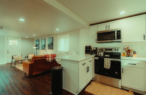 Arlington Kabine | Modern PNW cabin surrounded in wooded forest with a private pond