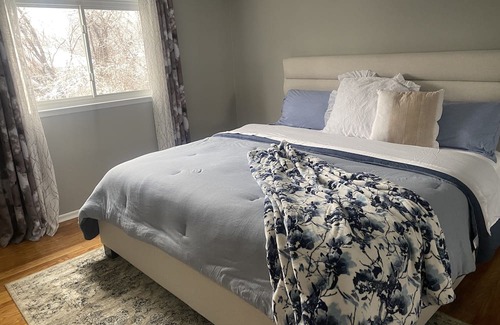 Applewood Haus | 4 Bedroom Stylish Home 11 min from Toronto Pearson Airport