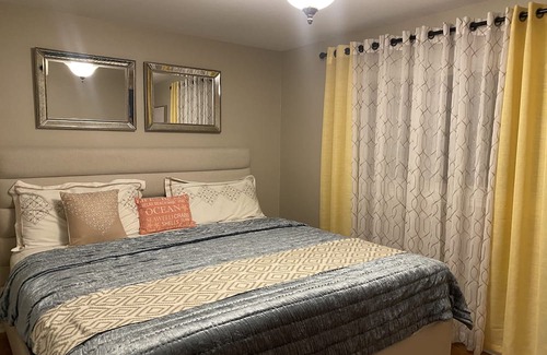 Applewood Haus | 4 Bedroom Stylish Home 11 min from Toronto Pearson Airport