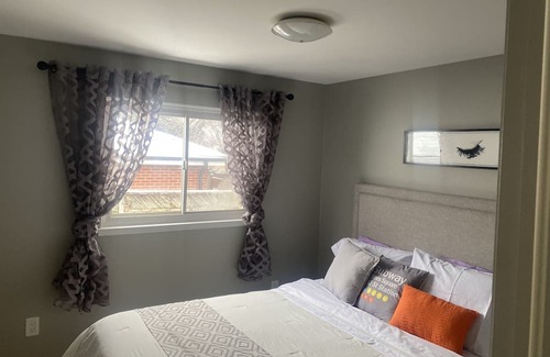 Applewood Haus | 4 Bedroom Stylish Home 11 min from Toronto Pearson Airport