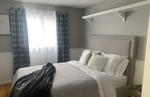 Applewood Haus | 4 Bedroom Stylish Home 11 min from Toronto Pearson Airport