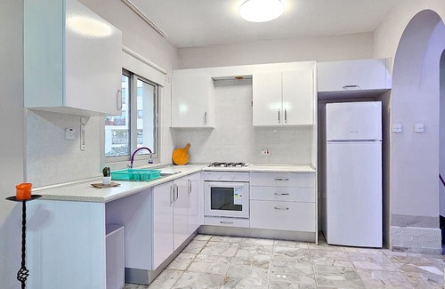 Zeytinlik Wohnung | Sleek Flat w Balcony 3 min to Coast in Kyrenia