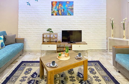 Zeytinlik Wohnung | Sleek Flat w Balcony 3 min to Coast in Kyrenia