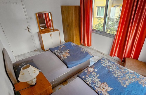 Zeytinlik Wohnung | Sleek Flat w Balcony 3 min to Coast in Kyrenia