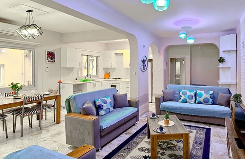 Zeytinlik Wohnung | Sleek Flat w Balcony 3 min to Coast in Kyrenia