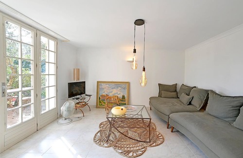 Laval-Pradel Wohnung | Decorative and cozy vacation apartment with communal pool and idyllic garden.